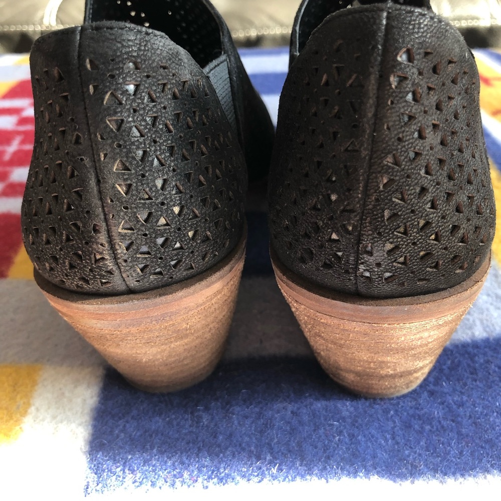 Like New! Vince Camuto Black Leather Cut Out ankle Booties Size 8.5/39 - Picture 5 of 11